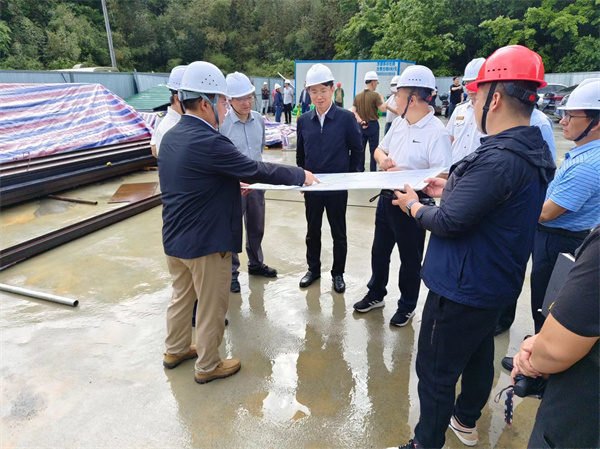 4月28日，市委常务、常务副市长任生调研新安江防洪项目建设情况，米兰体育网页版副总经理张高峰陪同调研。.jpg