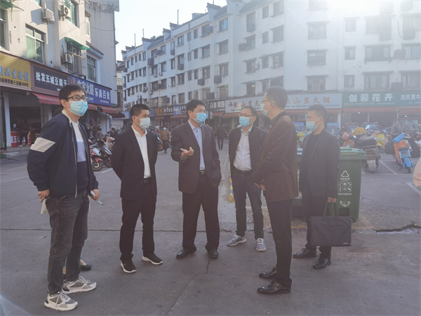 11月10日，常务副县长詹凯一行调研歙州中心市场，米兰体育网页版常务副总经理方亮陪同。.jpg